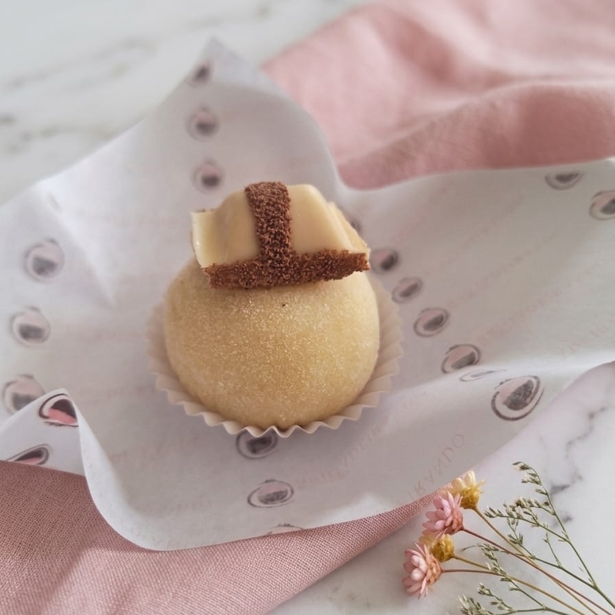 Brigadeiro de ninho recheado com kinder bueno . peso aprox 60gr