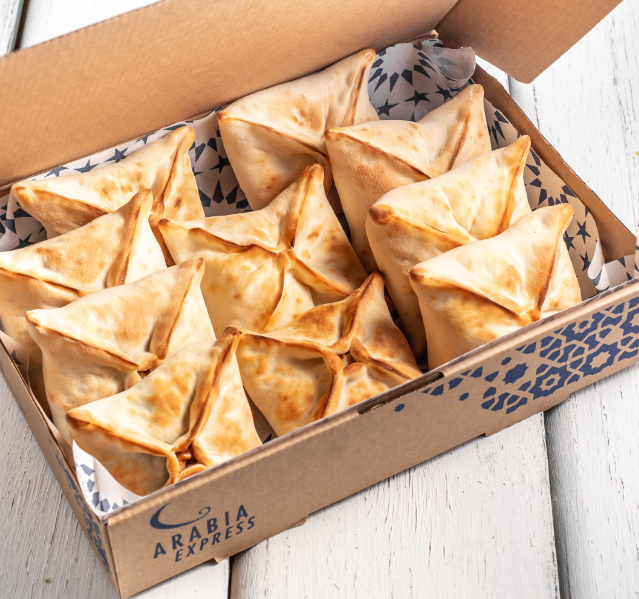 Acompanha 5 esfihas de ricota e 5 esfihas de verdura.