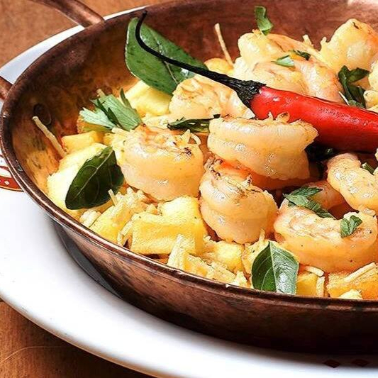 Risoto, leve toque de vinho branco, Catupiry, mussarela, toque de manjericão, finalizado no forno sobre o risoto batata palha, flocos de batata frita e camarões rosa no azeite.