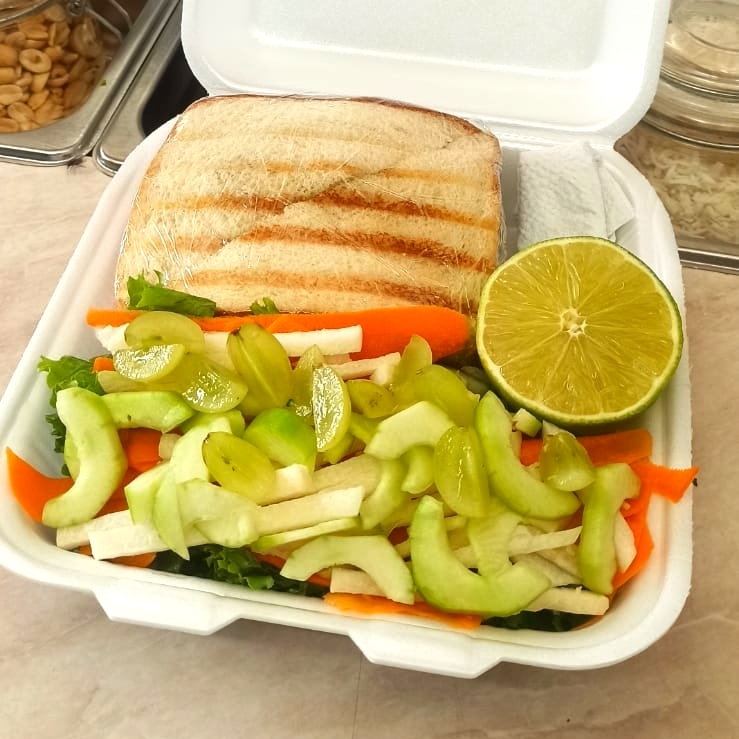 Club Sandwich de Atún Con Ensalada