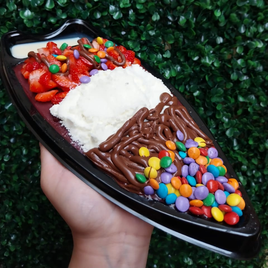 Barca tamanho P com Açaí + 5 Acompanhamentos a sua escolha. Aproveite essa Delícia! Obs: Aproximadamente 460ml de Açaí