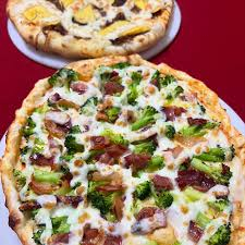 É uma pizza que oferece uma combinação de sabores suaves e texturas contrastantes: a maciez do brócolis refogado (geralmente no alho frito), a cremosidade do Catupiry (requeijão cremoso) que derrete na boca e, frequentemente, o crocante do bacon que adiciona um toque defumado e salgado.