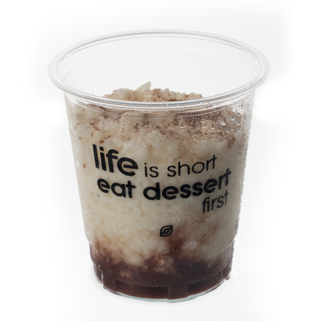 50% mousse de chocolate fit, 50% pudim de tapioca e finalizado com coco ralado.