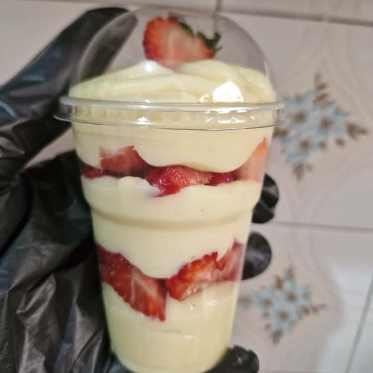 Um delicioso copo com 2 camadas de morangos picados, 2 camadas de Ninho e finalizado com um creme delicioso de Ninho e morango