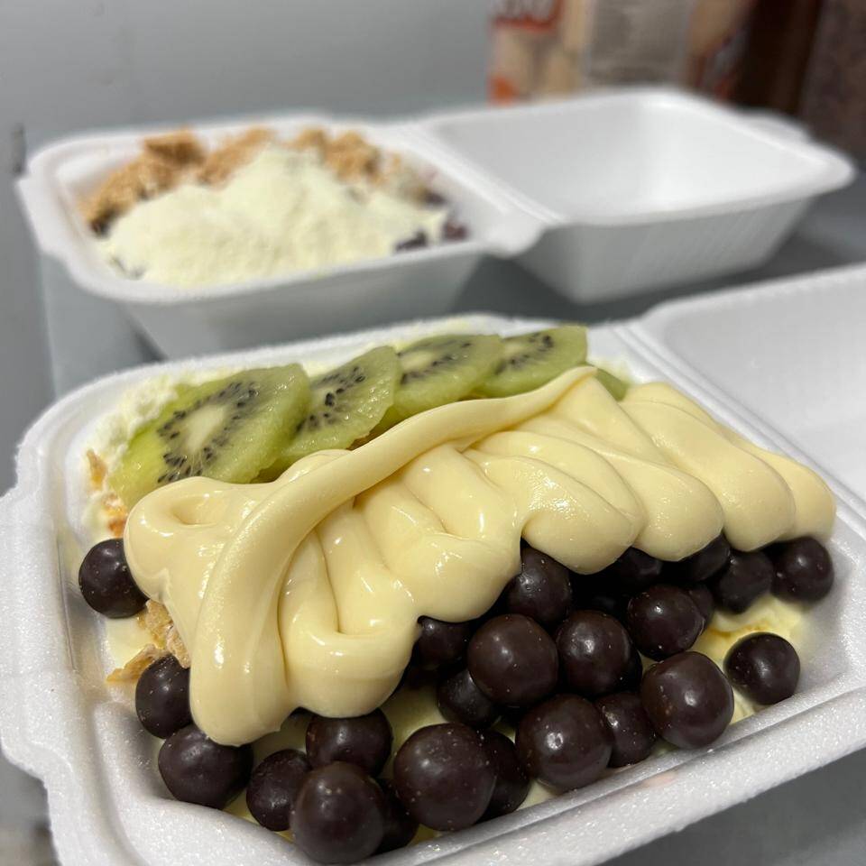 Escolha a base de sua preferência, acompanhado de leite em pó, granola, farinha de amendoim, sucrilhos e leite condensado