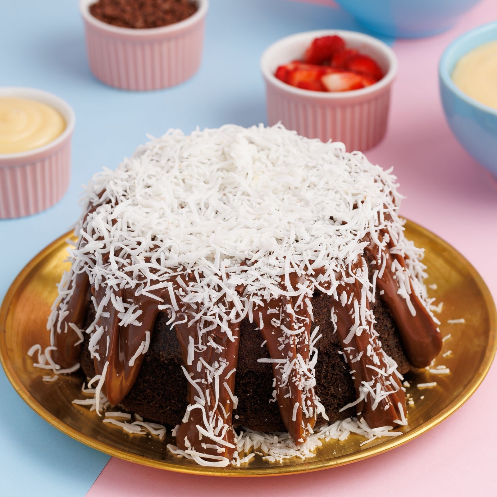 Massa fofinha de chocolate com recheio de coco cremoso coberto de brigadeiro ao leite,finalizado com coco em flocos