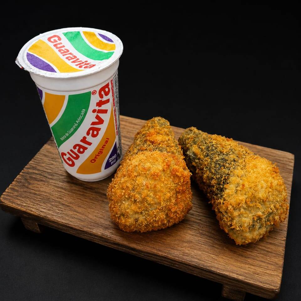 Delicie-se com 2 temakis Hot Skin, versões irresistíveis do clássico japonês: cones crocantes de alga nori recheados com arroz temperado e a PELE do salmão grelhada (skin), empanados e fritos até dourarem, combinando textura crocante por fora e recheio suculento por dentro — perfeitos para quem ama sabor intenso e criatividade na culinária japonesa.