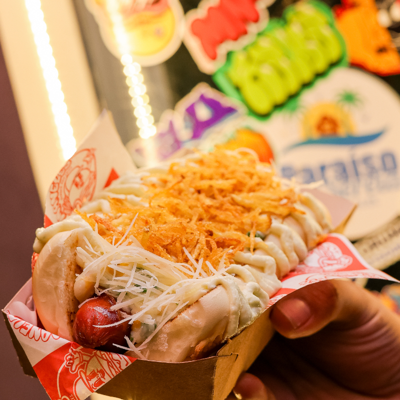 Pão especial para hot-dog recheado com linguiça defumada, creme de Catupiry com milho, parmesão ralado, batata crispy e maionese Manele's. Uma combinação deliciosa e crocante que vai agradar seu paladar.