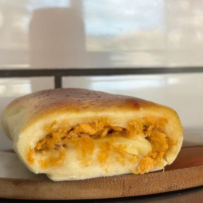 Massa macia e dourada, recheada com frango desfiado temperado, queijo derretido e o toque cremoso do cream cheese. Um salgado equilibrado, saboroso e irresistivelmente leve.