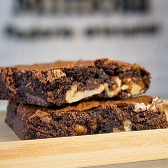 O mesmo brownie tradicional, agora com pedaços crocantes de nozes Chilena. Combinação perfeita entre o chocolate intenso e o toque levemente amanteigado das nozes. Pra quem gosta de textura e sabor na medida. Experimente aquecê-lo por 20 segundos no micro.