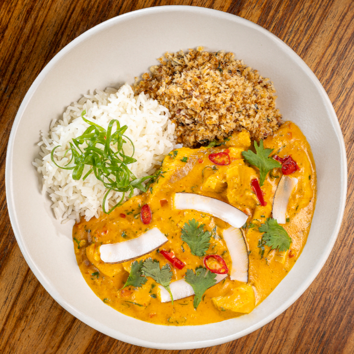Tilápia em tiras cozida no molho de moqueca com pimentões, tomate e coentro fresco. Acompanha arroz branco, farofa de maracujá e um toque com pimenta de dedo de moça.