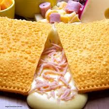 Casquinha dourada e crocante recheada com queijo derretendo e presunto suculento na medida certa. Simples, tradicional e irresistível — aquele sabor que todo mundo ama e nunca sai de moda.