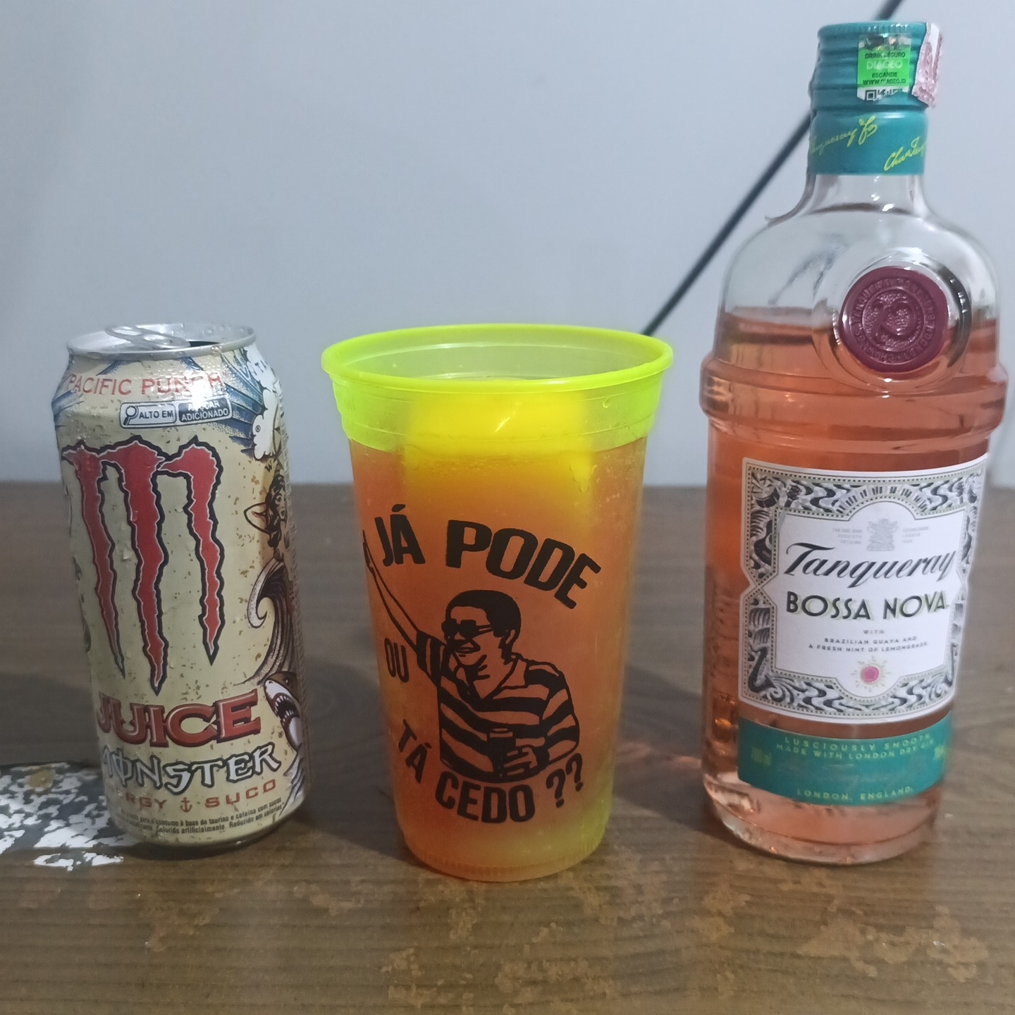 3 doses tanqueray bossa nova + 1 gelo de laranja + 1 lata de monster pacific punch
