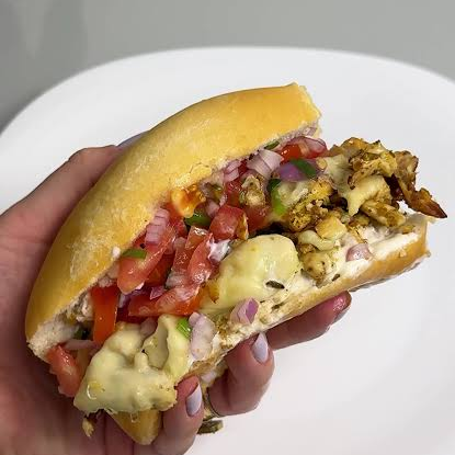 Pão francês, tomate, queijo e filé de frango