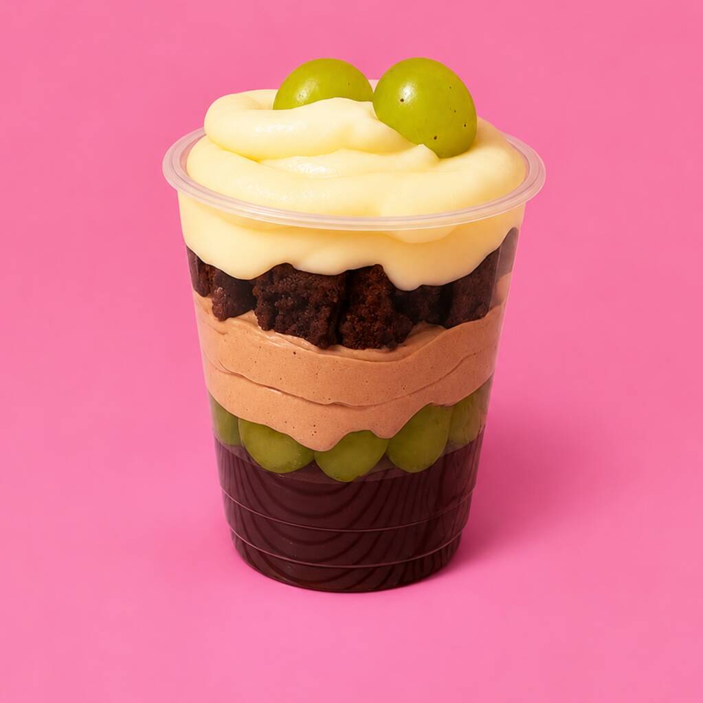 Copo da felicidade com brigadeiro, mousse de chocolate, pedaços de brownie, uva e brigadeiro de ninho