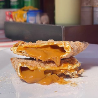 Pastel doce recheado itambe,Uma combinação doce e cremosa que derrete na boca. Passado no açúcar e canela! Fica a sua preferência