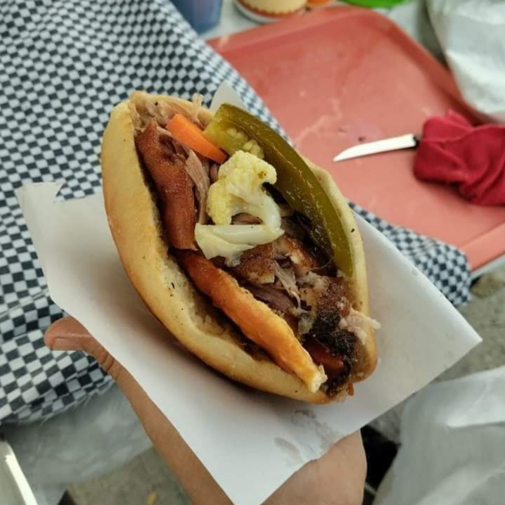 Bolillo con Relleno de Puerco