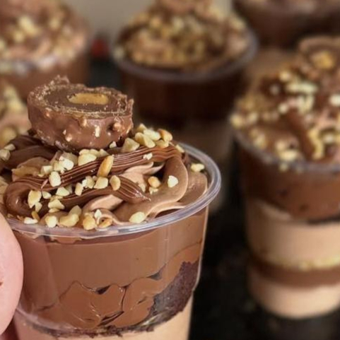 Pedaços de Brownie crocante, Recheio de Brigadeiro, Creme de Nutella