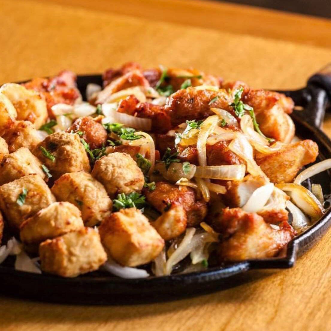 Acompanhamento: Baião de dois, Salada, Tropeiro e Farofa