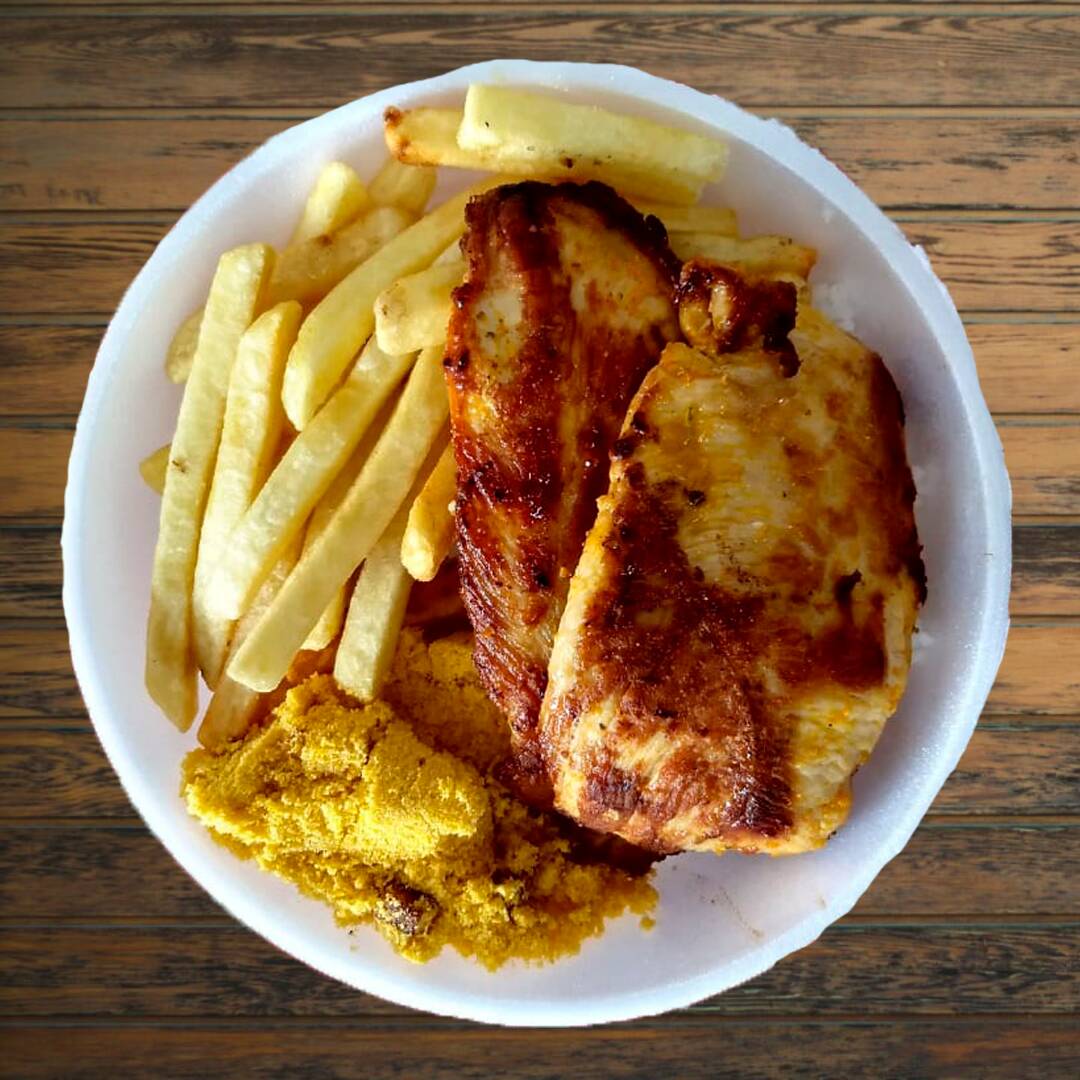 Acompanha arroz, feijão, fritas e farofa.