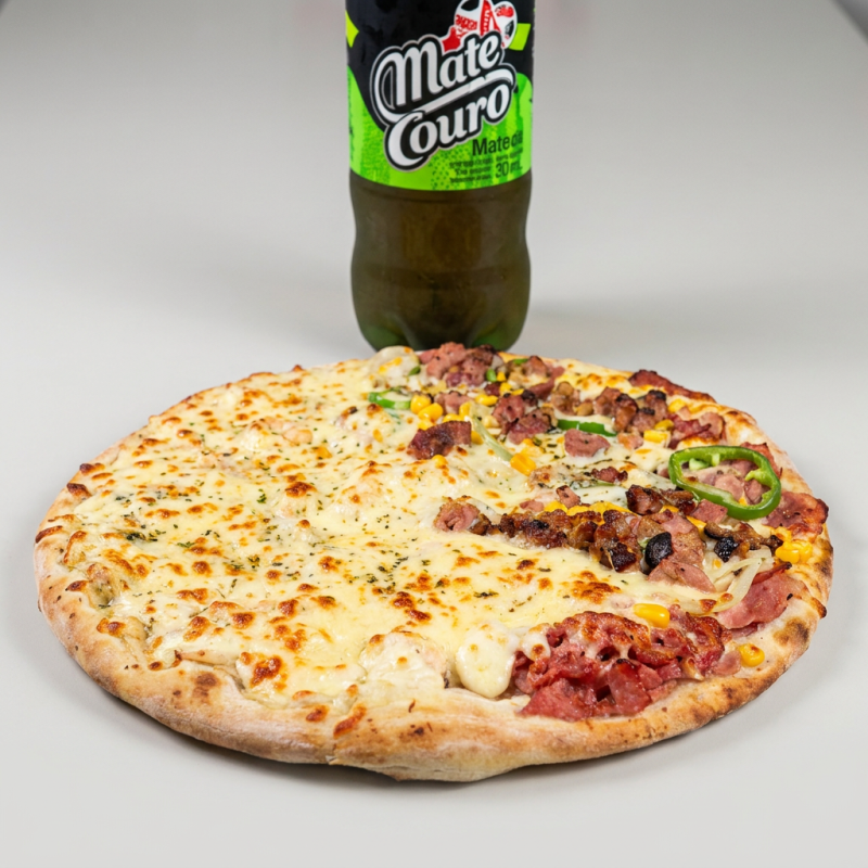 Que tal um combo especial pra comer com a família? Esse é um queridinho, com uma pizza Gigante 10 Fatias, do sabor da sua escolha + um refrigerante Mate Couro de 2 litros.