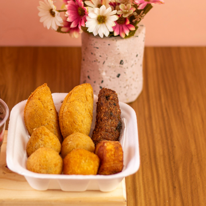 Salgados artesanais: coxinha, bolinha napolitana, pastel de carne.
*Não garantimos troca de sabores*