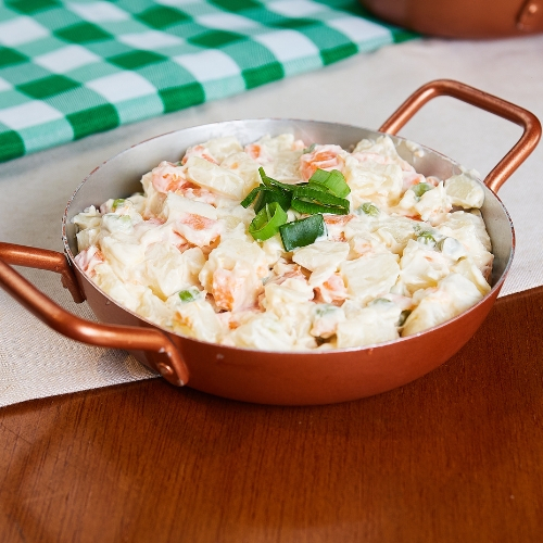 Salada perfeita para um churrasquinho, fala sério! Maionese preparada com batata, cenoura, ervilha, salsa e maionese hellmann's.