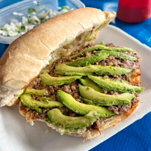 Lonche de Barbacoa con Aguacate