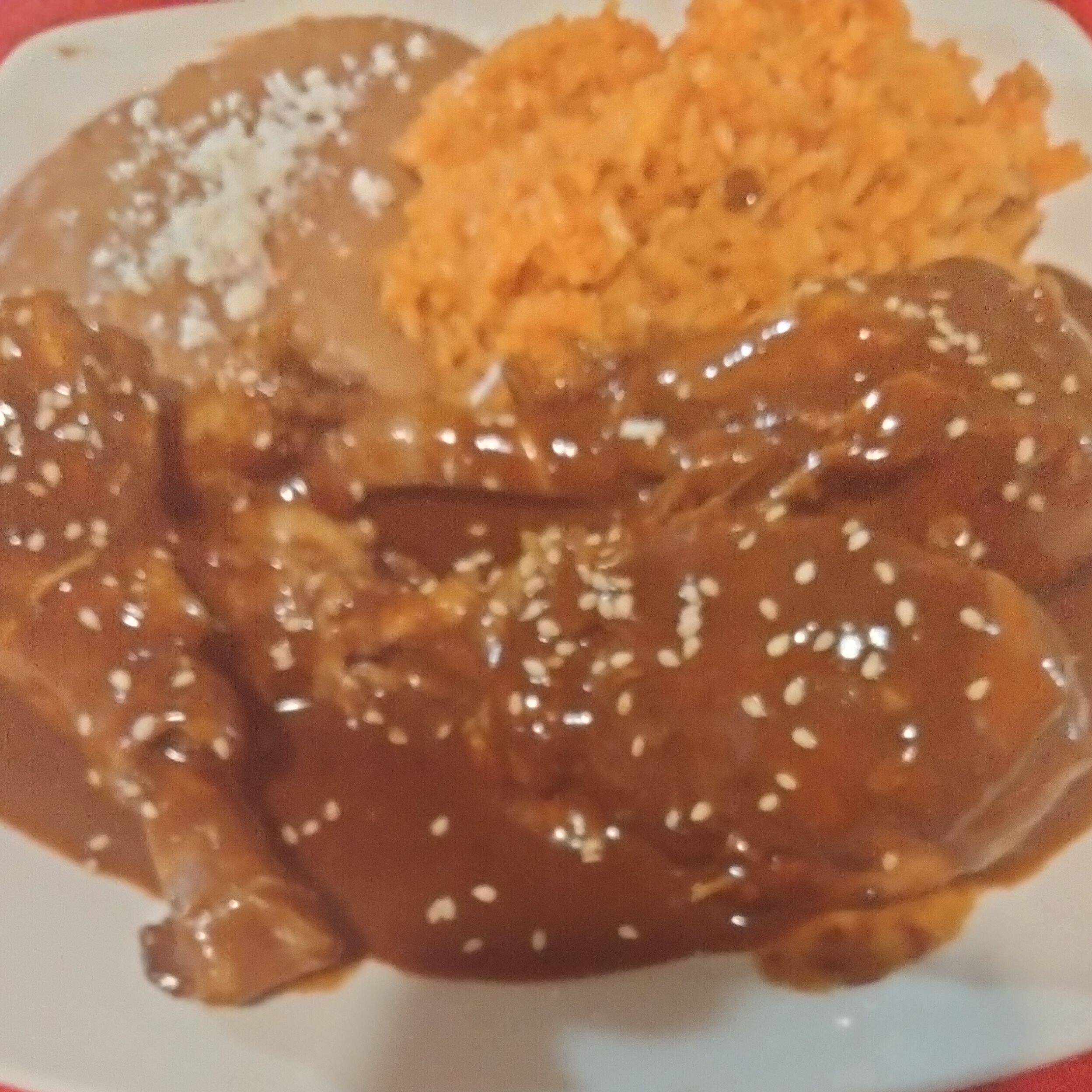 Pollo en Mole Con Arroz,Frijoles Y T.Maiz