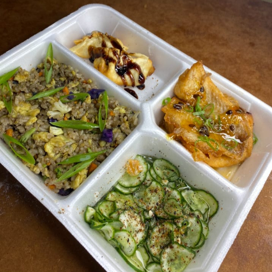 1 porção de Yakimeshi, 1 Porção de sunomono, Filé de Tilápia grelhada ao molho maracujá, 2 Guiozas suínas