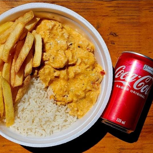 Combo com Marmita com delicioso estrogonofe de frango acompanhado de arroz branquinho soltinho, feijão em caldo e batata frita sequinha + Coca-Cola lata. Marmita P (500 ml), aprox. 400 gramas, serve 01 pessoa