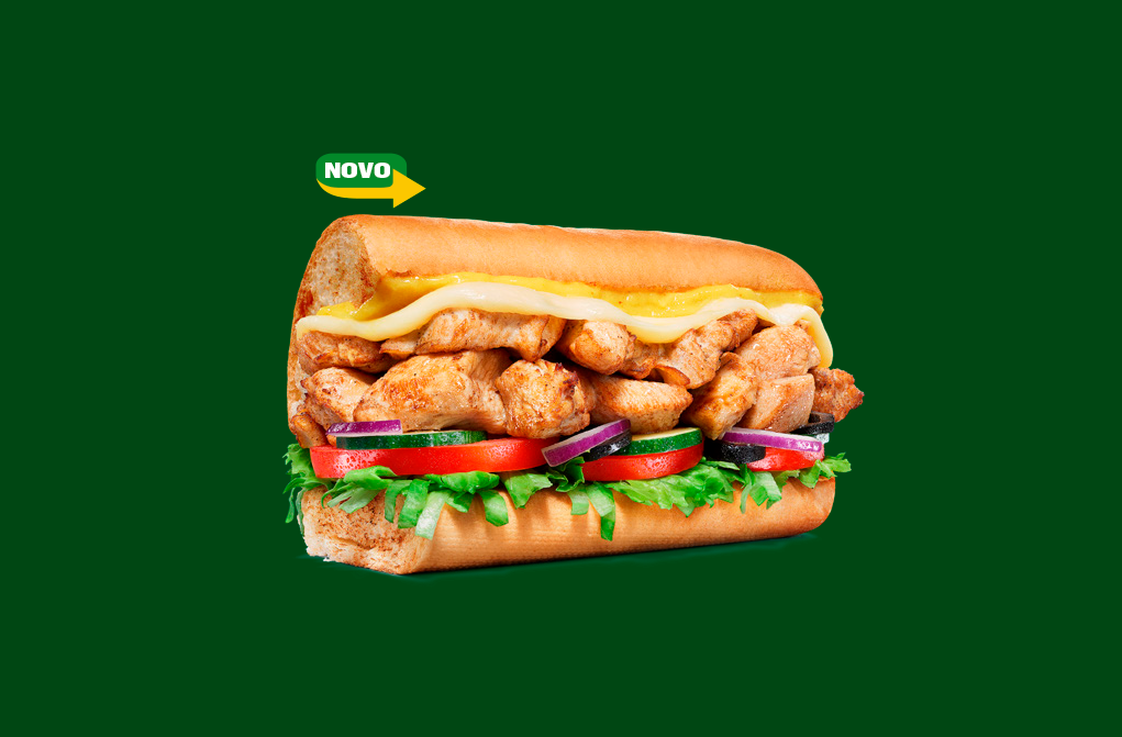 Pão Italiano Branco, Frango Assado em dobro, Mussarela, Alface, Tomate, Cebola Roxa, Pepino, Azeitona, Molho Mostarda e Mel.