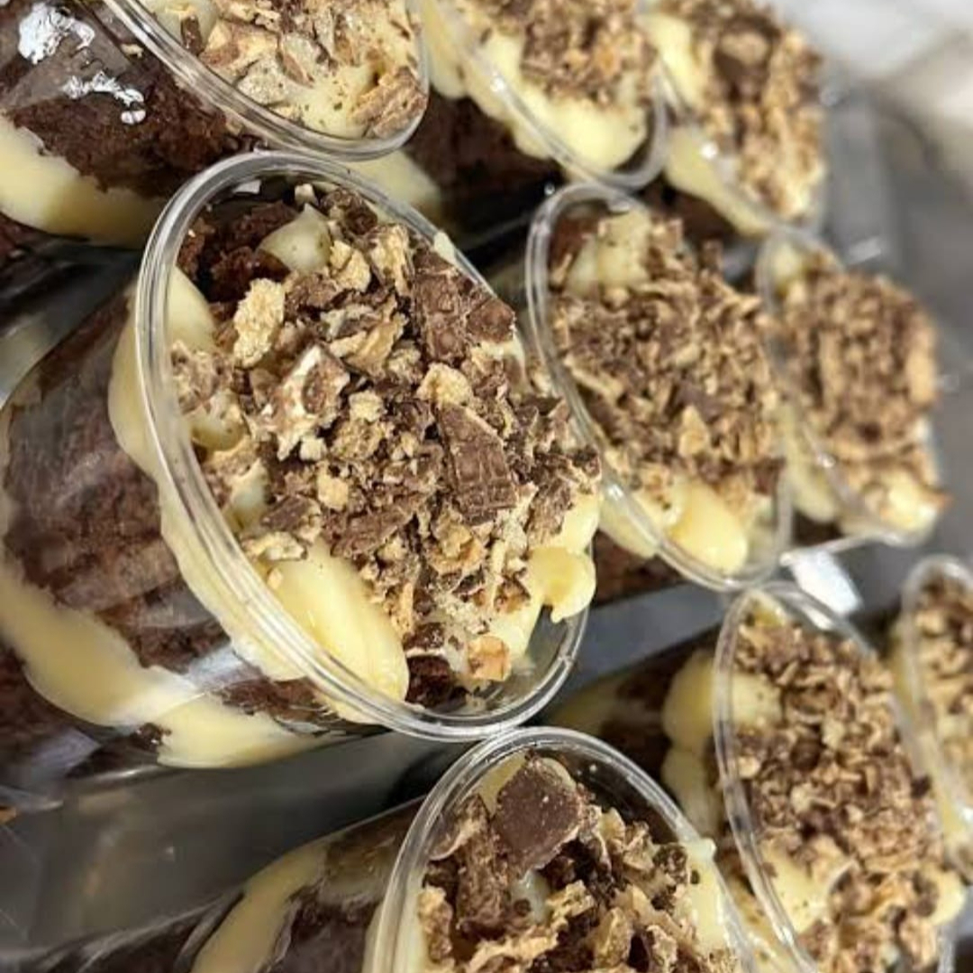 Recheio de bolo de chocolate, com brigadeiro branco aerado e finalização Bis branco