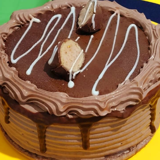 Esse bolo é literalmente um sonho!! Produzido com massa de Pão de ló sabor chocolate, recheado com creme de chocolate e bombom. Pra decorar, envolvemos chantilly de chocolate que chega a derreter na boca logo na primeira mordida e muuita ganache de chocolate branco e preto, com o bombom mais famoso "Sonho de Valsa"!! Peso: 500 gramas. Serve de 4 a 6 pessoas.