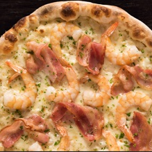 Pizza Camarones en Salsa Alfredo y Tocino