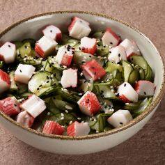 Pepino, cubos de kani, gergilim.