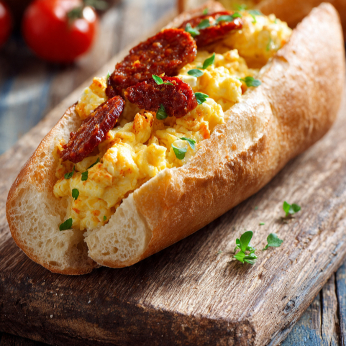 Baguette con Huevo y Chorizo