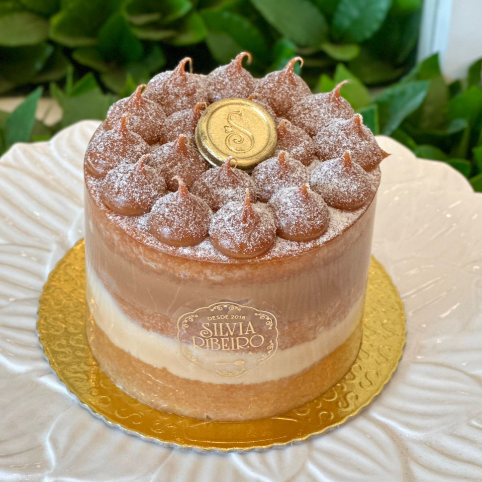 Torta de 1 kg no acetato. Massa de baunilha com doce de leite, intercalado com brigadeiro de Ninho. Serve ate 5 pessoas. obs. 1: não alteramos nenhum produto ou retiramos/adicionamos ingrediente. obs. 2: produto de consumo imediato. obs. 3: alguns produtos podem vir com vencimento do mesmo Dia.