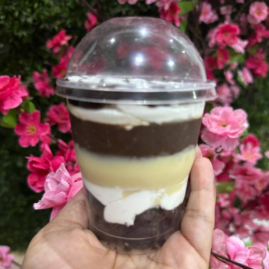 Pote com os Cremes: Laka, Chocolate, Cubos de Brownie, Chantininho e Ganache de Chocolate ao Leite