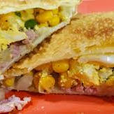 Massa de 23cm, presunto, mussarela, cebola, ovo, bacon e ervilha