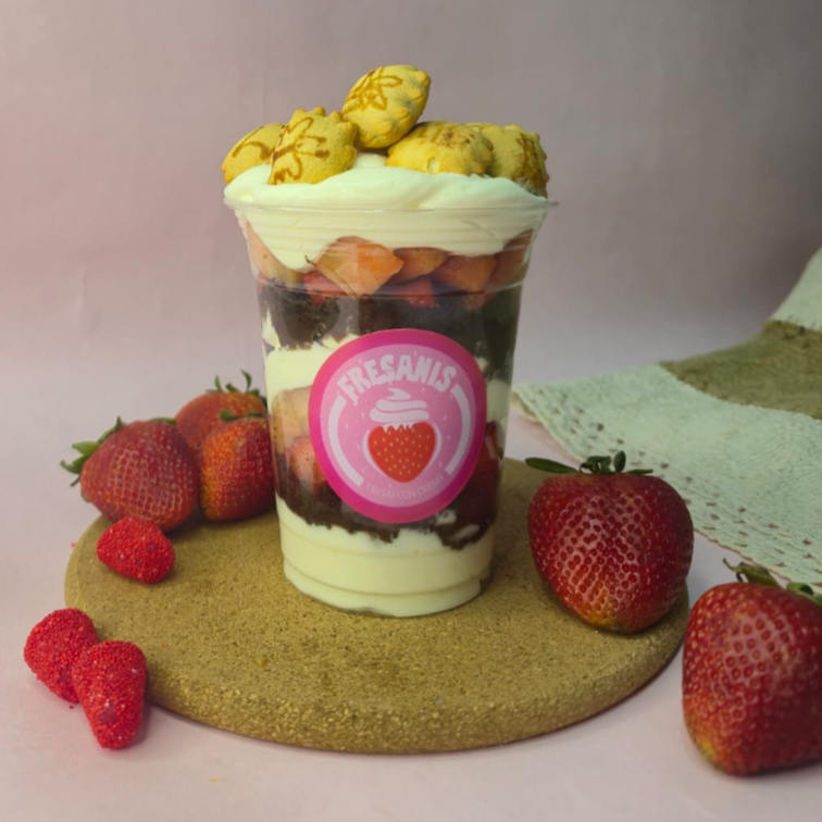 FRESAS CON CREMA CON 2 CAPAS DE OREO 12 ONZ
