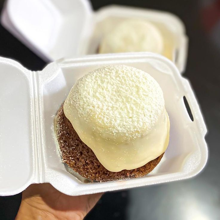 Mini Bolo Vulcão – Uma explosão de sabor em cada mordida! Pequeno no tamanho, gigante no sabor! Nosso mini bolo vulcão é feito com massa fofinha e recheio cremoso que transborda como uma verdadeira erupção de sabor. Ideal para quem quer um doce irresistível na medida certa. Perfeito para presentear ou se deliciar sozinho!