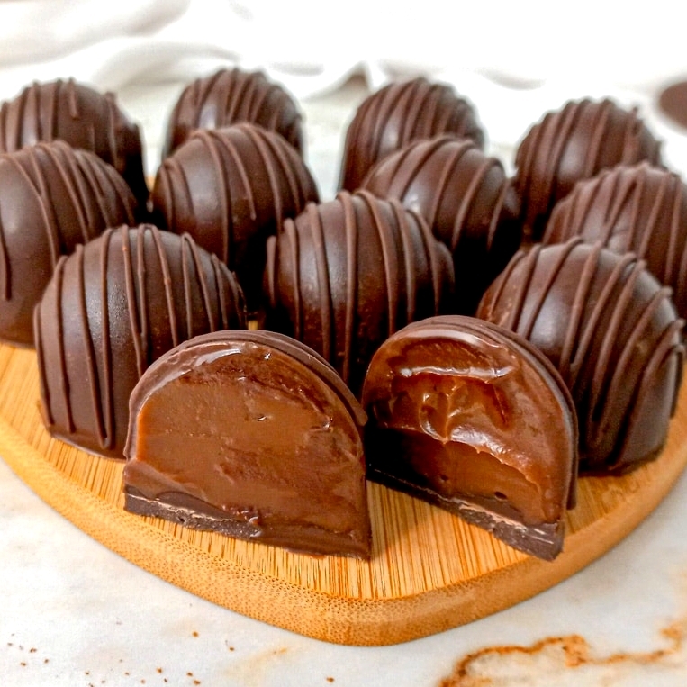 Trufa recheada com brigadeiro, coberta com granulado de chocolate e feita com leite condensado.