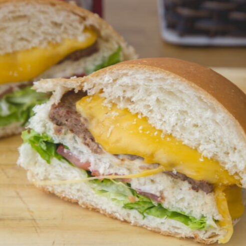 Feito com pão macio, hambúrguer suculento, queijo prato derretido e a combinação fresca de alface crocante e tomate selecionado.