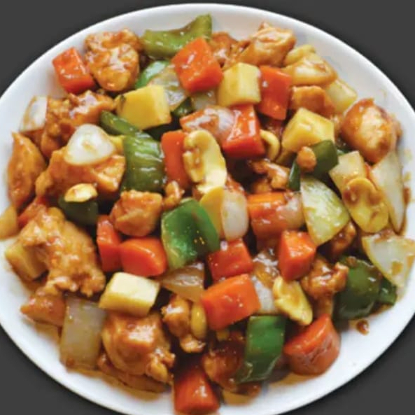 file de frango cortado xadrez com pimentão, cebola, cenoura, broto de bambu, cogumelos, amendoim , temperado com molho shoyo.