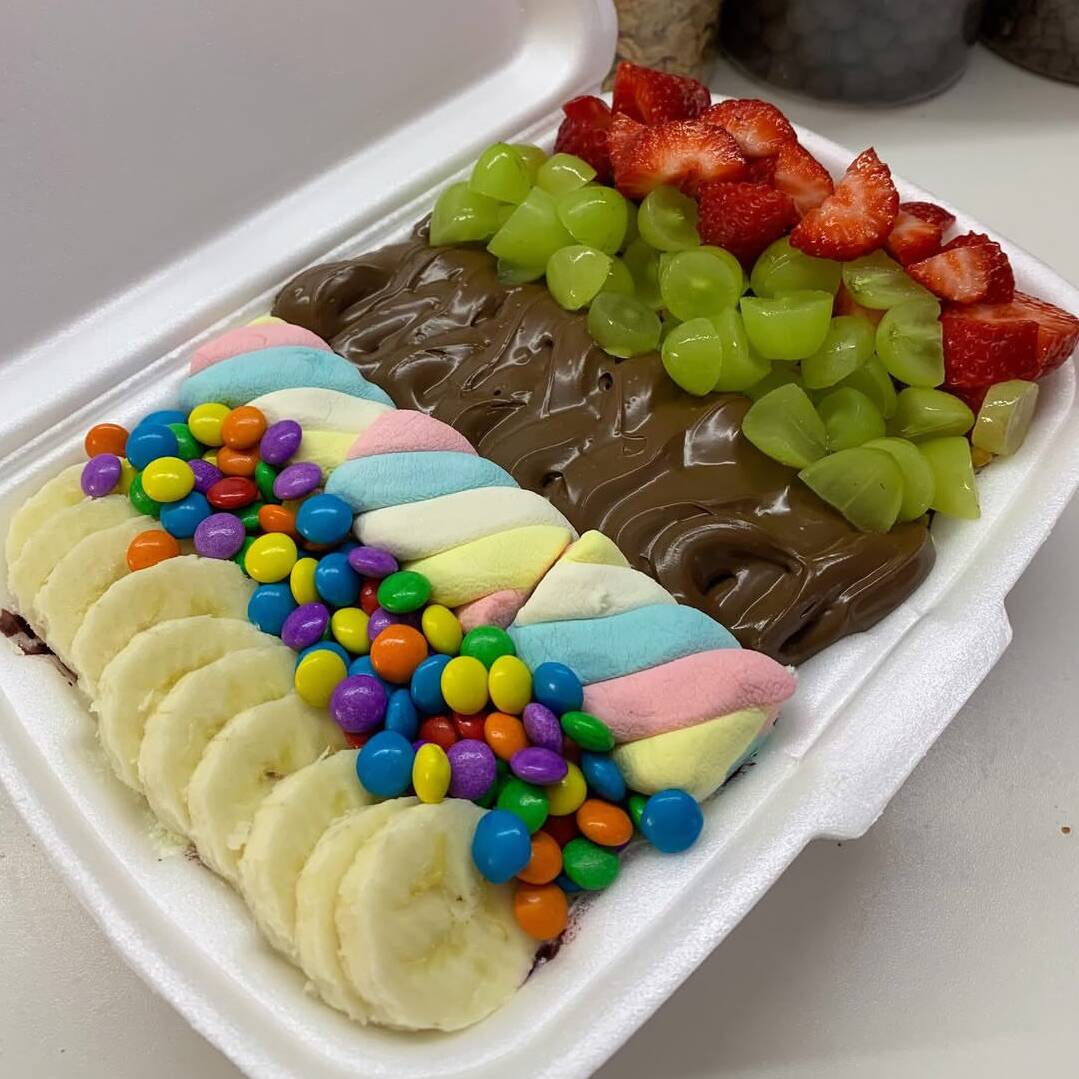Escolha até 3 bases: Açaí geladinho ou nossos cremes exclusivos (Ninho com Oreo, Nutella ou Cupuaçu e muitos outros Toppings inclusos: Você escolhe seus crocantes favoritos.
Frutas fresquinhas e coberturas deliciosas.