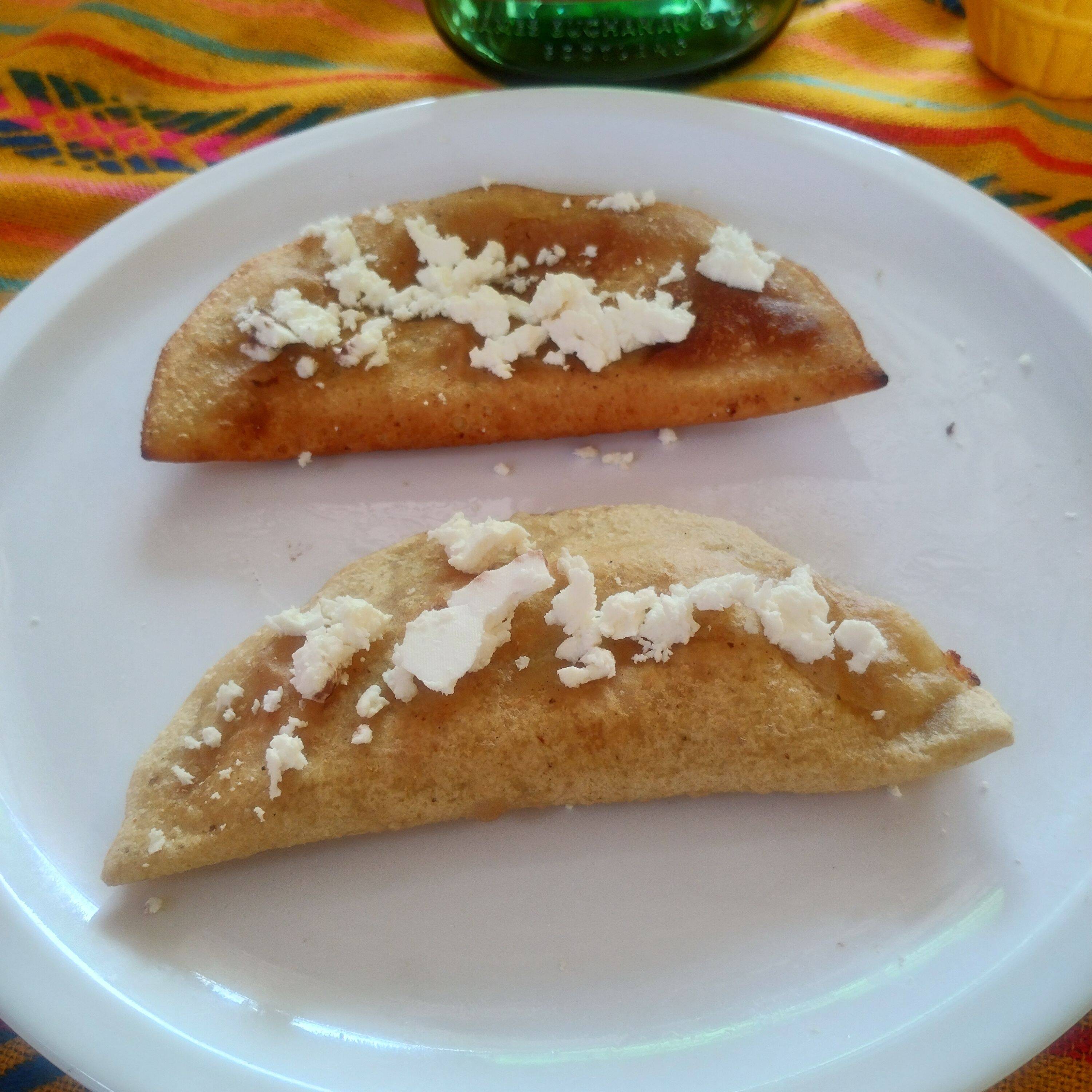 2 Empanadas de Queso Hebra