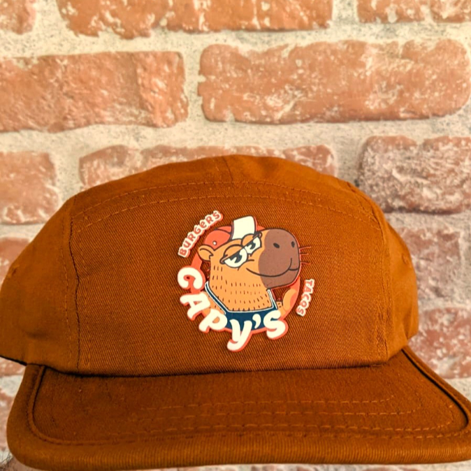 Quer ajudar o seu restaurante local favorito? o boné do Capy's é uma ótima maneira! Boné de altissima qualidade, logo em silk de alto relevo, com detalhes internos, começamos como Capy's Burgers & Tacos e esse boné é uma celebração e lembrança do nosso começo, edição limitada já que os próximos virão com o nosso novo logo.