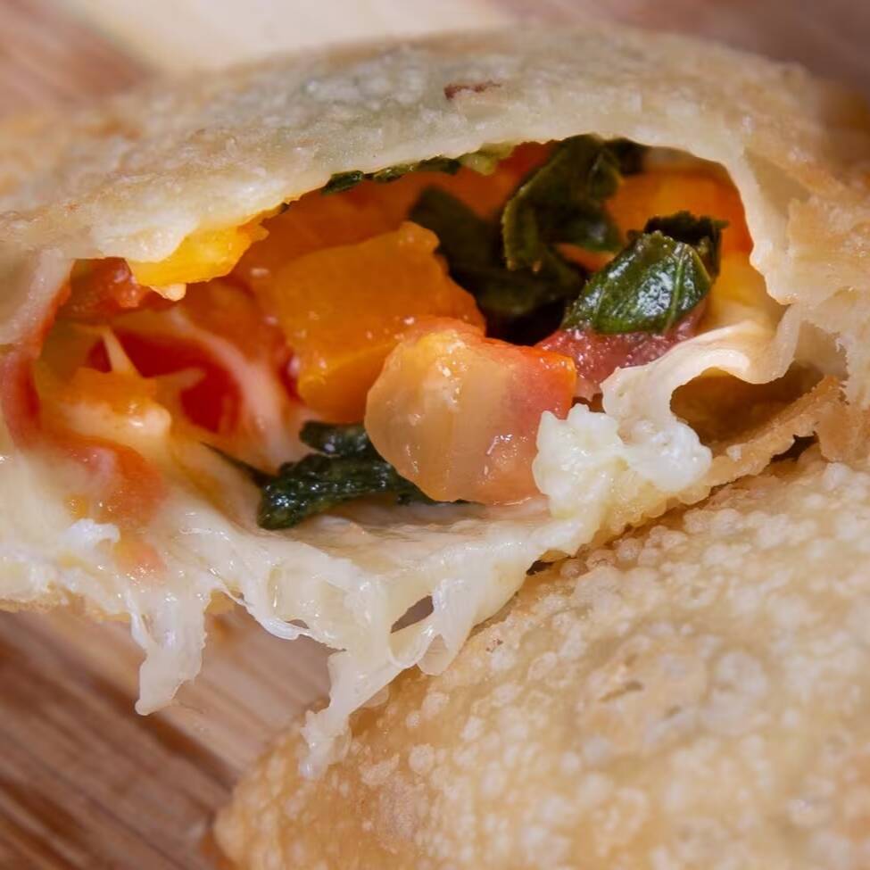 Mussarela, tomate e manjericão