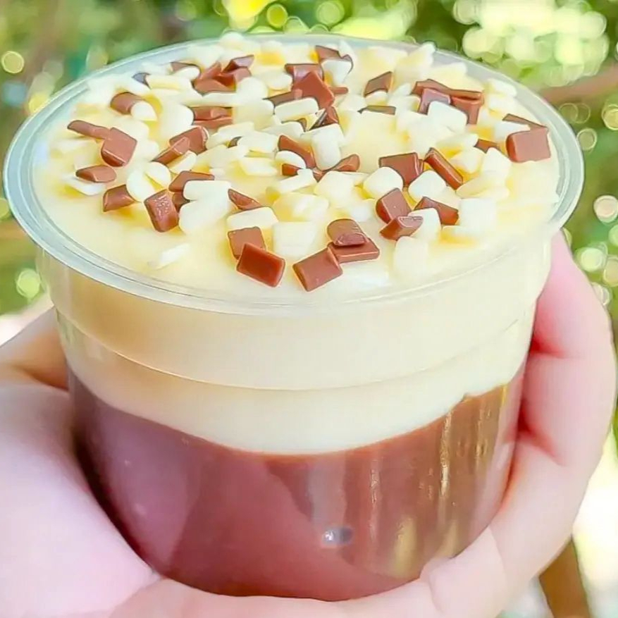 A mistura de dois dos nossos deliciosos brigadeiros caseiro, o brigadeiro de chocolate e o brigadeiro de ninho